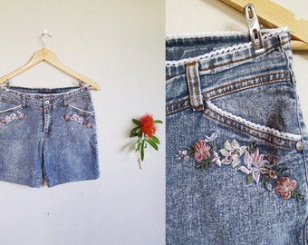 90s Vintage Medium - High Waist Acid wash denim shorts,cute florals embroidery detail,pocket body con pants,stretchy,summer,colorful, Medium