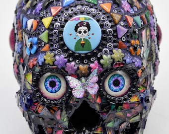 Teschio di zucchero a mosaico viola Frida
