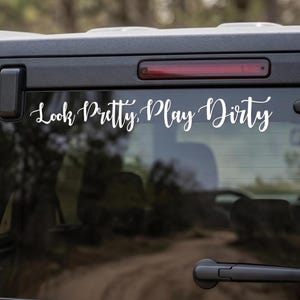Look Pretty Play Dirty ビニールデカール - スクリプトカーウィンドウステッカー - カスタムオフロードSUVおよび4x4グラフィック