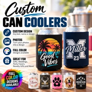 Puede incluir: Dos enfriadores de latas grandes y cinco pequeños de espuma con varios diseños. El enfriador negro grande presenta un gráfico de palmeras al atardecer con el texto Good Vibes, mientras que el azul marino muestra la letra M, Miller y 23.