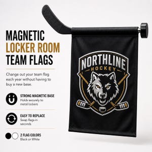 Puede incluir: Bandera de equipo rectangular negra con el texto "NORTHLINE HOCKEY" y un gráfico de lobo. La bandera cuelga de un soporte negro con forma de palo de hockey. El texto de la izquierda dice "MAGNETIC LOCKER ROOM TEAM FLAGS".