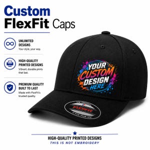 以下が含まれることがあります： 前面に「YOUR CUSTOM DESIGN HERE」というテキストが入ったカラフルなグラフィックプリントが施された黒い野球帽。つばには「THE ORIGINAL FLEXFIT IT FITS YOUR LIFE」と書かれた円形のステッカーと中央に小さなロゴがあります。