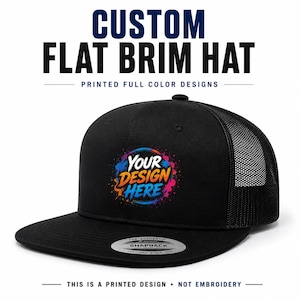 Może przedstawiać: Czarna czapka typu snapback z płaskim daszkiem, siateczkowym tyłem i kolorową grafiką z rozpryskami farby z przodu z napisem "YOUR DESIGN HERE". Czapka posiada okrągłą naklejkę na daszku z napisem "THE AUTHENTIC SNAPBACK".