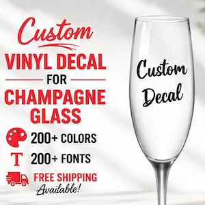 Puede incluir: Una copa de champán transparente con las palabras "Custom Decal" en escritura negra. La imagen también presenta texto rojo que anuncia calcomanías de vinilo personalizadas para copas de champán, con más de 200 colores y fuentes disponibles.