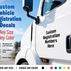 Puede incluir: Puerta de camión blanca con texto negro que dice "Custom Vehicle Registration Decals" y "Custom Registration Numbers Here". También es visible el texto "Any Size Any Color". La imagen también muestra iconos y texto que indican que las calcomanías son resistentes a la intemperie, a los rayos UV, de vinilo de larga duración y fáciles de aplicar.