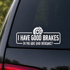 Könnte beinhalten: Ein weißer Vinyl-Aufkleber auf einer Fahrzeugscheibe mit einer Grafik einer Bremsscheibe und eines Bremssattels über dem Text I HAVE GOOD BRAKES und der Frage DO YOU HAVE GOOD INSURANCE? in einem rechteckigen Rahmen mit abgerundeten Ecken.