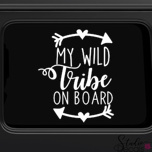 My Wild Tribe on Board Naklejka na okno Naklejka na szybę Baby on Board Naklejka na szybę Naklejka na okno Naklejka na samochód dla kobiet Naklejka na samochód dla mamy i taty