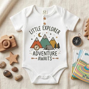 Das kleine Entdecker-Abenteuer erwartet Säuglings-Body - Niedliche Camping-Baby-Kleidung, Boho Mountain New Baby-Geschenk, trendiges Kleinkind-Abenteuer-Shirt