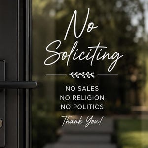 Könnte beinhalten: Ein weißer Vinyl-Aufkleber auf einer Glastür mit dem Text No Soliciting in Schreibschrift, gefolgt von einer dekorativen Linie, dem in Großbuchstaben geschriebenen Text NO SALES, NO RELIGION, NO POLITICS und dem Text Thank You! unten.