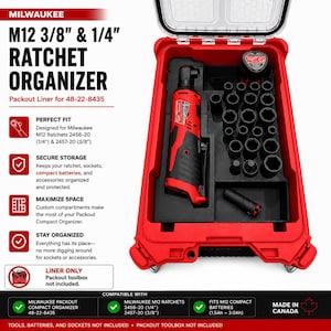 Könnte beinhalten: Ein roter Milwaukee M12 3/8" & 1/4" Ratschen-Organizer-Einsatz für eine Packout-Werkzeugbox. Das Innere verfügt über maßgeschneiderte schwarze Schaumstofffächer, die eine rot-schwarze Akku-Ratsche, diverse schwarze Steckschlüssel und einen Akku enthalten.