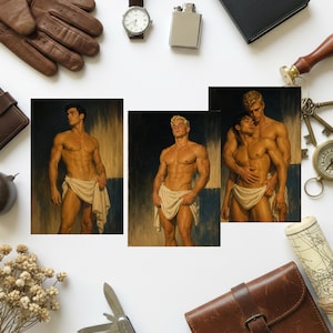 Peut inclure: Trois tirages d'art rectangulaires représentant des peintures à l'huile d'hommes musclés drapés dans du tissu blanc. Les tirages sont entourés de gants en cuir marron, d'une montre argentée, d'un briquet, d'un sceau, de clés, d'une boussole et d'une carte.