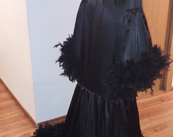 Luxus Seidene Satin Federn Robe mit Zug, schwarzer benutzerdefinierter Plus Size Morgenmantel, Federn Bühnenkleid