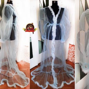 Peignoir en tulle plumes de marabout, manches bouffantes