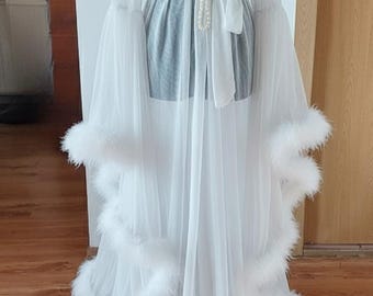 Weißer Feder Brautmantel, schiere Tüll Hochzeitskleid, Luxus-Braut-Dessous, Morgenmantel für Braut, Boudoir Fotoshooting Robe