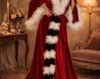 Luxuriöser weinroter Samtmantel mit schwarz-weißen Federn - Old Hollywood Glam Diva Morgenmantel