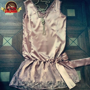 Perle rosa Flapper 20er Jahre große Gatsby Art Deco Charleston Downton Abbey Brautjungfer Hochzeit Spitzenkleid