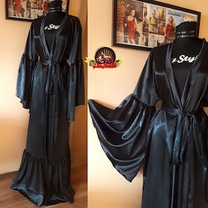 Negro satinado sedoso con mangas de campana robe / vestido