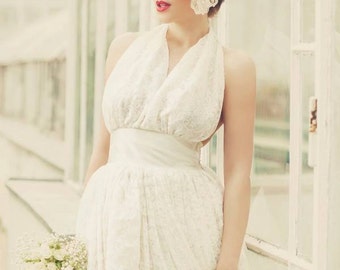 Minivestido de novia de encaje color marfil, inspirado en los años 50, ideal para bodas de verano.