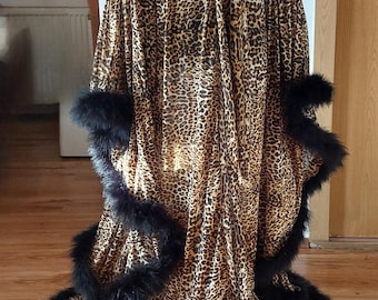 Luxus Leopard Samt Robe mit schwarzen Federn - Statement Boudoir Glam Morgenmantel mit extra langen Ärmeln