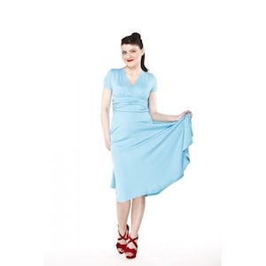 Vestido azul claro feito sob medida, tamanho grande para o escritório.