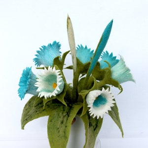 Cloches Fleurs dans un décor blanc et turquoise pour l'appartement œuvre de feutre image 2