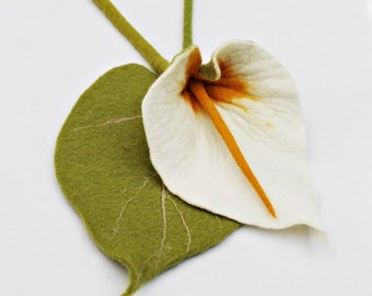 Flor blanca, elegante cala fieltrada a mano, regalo mágico para mamá o como decoración para el jarrón