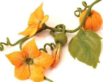 Guirnalda de calabazas con flores, una decoración especialmente bonita para la mesa de temporada de otoño o decoración otoñal