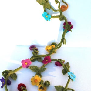 Magische, delicate kleine bloemenslinger in vele kleuren als decoratie voor het appartement of de kinderkamer afbeelding 6