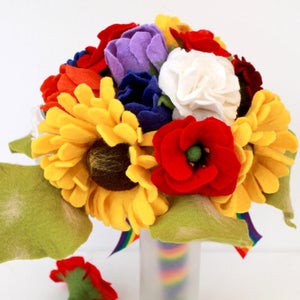 Bridal bouquet felted in rainbow for a gay or lesbian bridal pair afbeelding 1