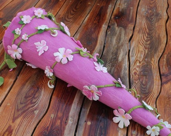 Schultüte in Rosa, mit Girlande in weißen und rosa Blüten und Blätter in Handarbeit gefilzt, Personalisiert