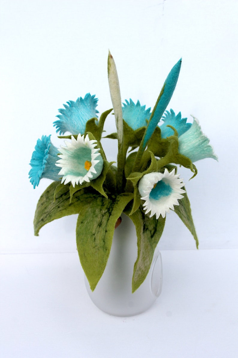 Cloches Fleurs dans un décor blanc et turquoise pour l'appartement œuvre de feutre image 2