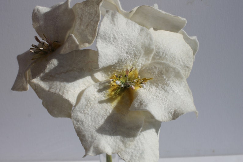 3 very fine white long lilies with silk felted for the apartment image 4