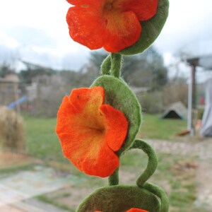 Filz Girlande mit den Blüten der Kapuzinerkresse. Ein schönes Geschenk zu Ostern oder als Dekoration für das Fenster Bild 8