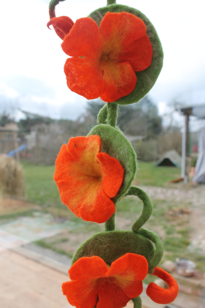 Filz Girlande mit den Blüten der Kapuzinerkresse. Ein schönes Geschenk zu Ostern oder als Dekoration für das Fenster Bild 8