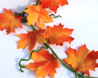 Girlande, Laubblätter, Ahorn in gelb und orange, zauberhafte herbstliche Dekoration für das Fenster oder die Fensterbank