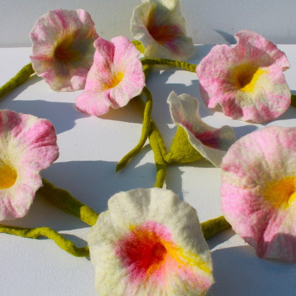 Guirlande de fleurs feutrée à la main au pastel délicat