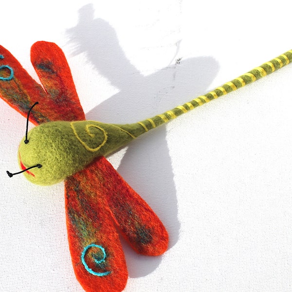 Dragonfly, felted dragonfly in red and green, to make for the school bag, for the children's room or as an appliqué