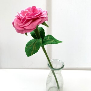 Handarbeit, zarte kleine Filz Rosen in verschiedenen Farben für die Mutter zum Muttertag rosa