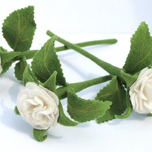 Handarbeit, zarte kleine Filz Rosen in verschiedenen Farben für die Mutter zum Muttertag Weiß