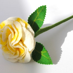 Handarbeit, zarte kleine Filz Rosen in verschiedenen Farben für die Mutter zum Muttertag weiß/gelb