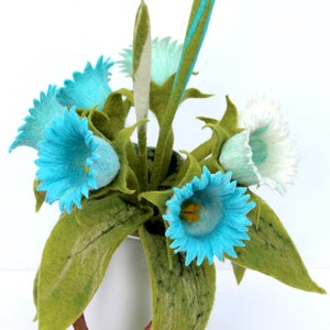 Cloches Fleurs dans un décor blanc et turquoise pour l'appartement œuvre de feutre image 3