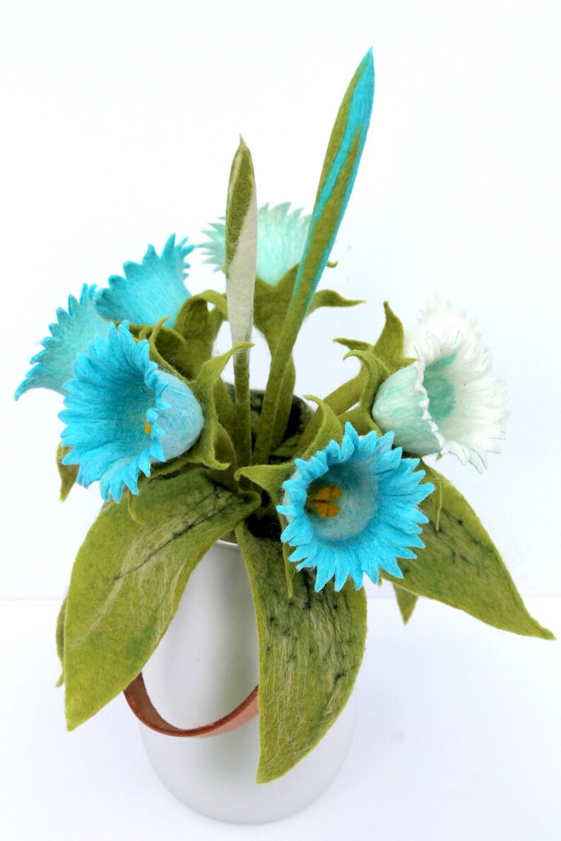 Cloches Fleurs dans un décor blanc et turquoise pour l'appartement œuvre de feutre image 3