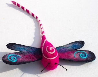 Libelle, gefilzte Libelle in Beerenton, zum basteln für die Schultüte, für das Kinderzimmer oder als Applikation