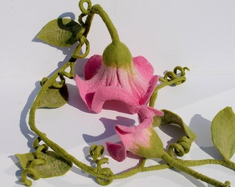 Set of 2 felt flowers in pink, with garland as window decoration in handmade felted decoration for the apartment