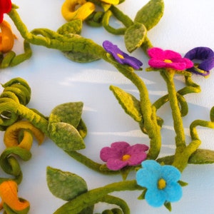 Magische, delicate kleine bloemenslinger in vele kleuren als decoratie voor het appartement of de kinderkamer afbeelding 4