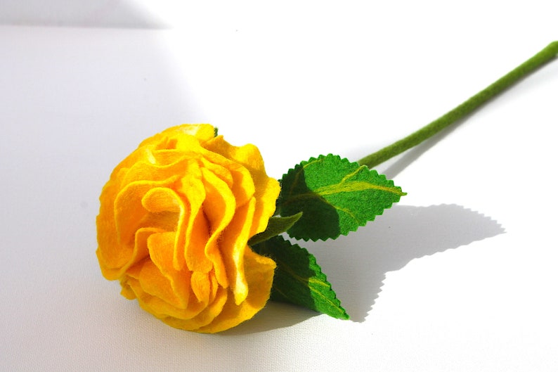 Handarbeit, zarte kleine Filz Rosen in verschiedenen Farben für die Mutter zum Muttertag Gelb