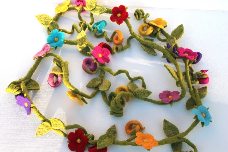 Magische, delicate kleine bloemenslinger in vele kleuren als decoratie voor het appartement of de kinderkamer afbeelding 3