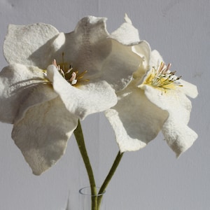 3 very fine white long lilies with silk felted for the apartment image 1