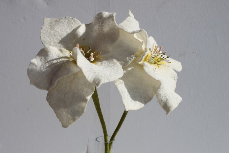 3 very fine white long lilies with silk felted for the apartment image 1