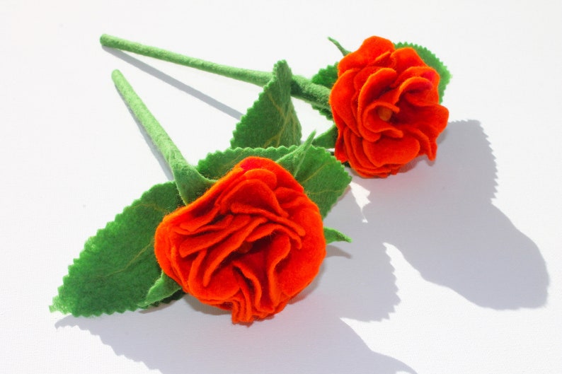 Handarbeit, zarte kleine Filz Rosen in verschiedenen Farben für die Mutter zum Muttertag Rot